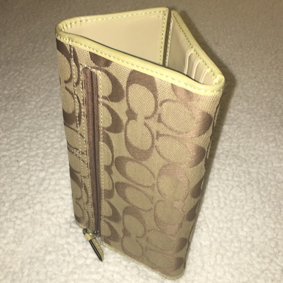 Coach - Picture 4 of 7